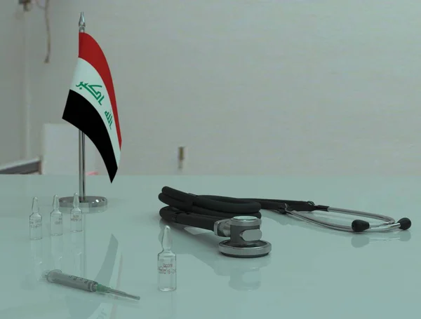 Şırınga, COVID 19 koronovirüs aşısı ve fonendoskop Irak 'taki bir sağlık masasında..