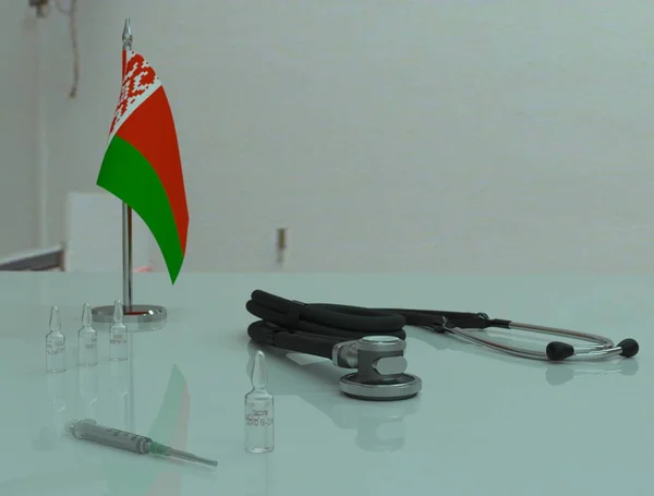 Bulgaristan 'daki bir sağlık masasında şırınga, COVID 19 koronovirüs aşısı ve fonendoskop.