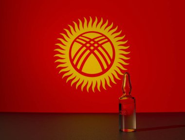 Kırgızistan bayrağının arka planına karşı COVID 19 virüs aşısı. Yakın plan..