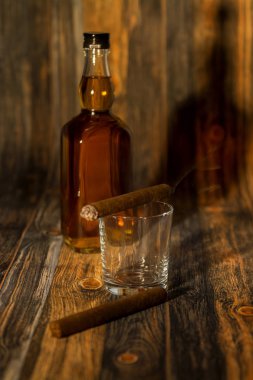 bir şişe viski ve puro