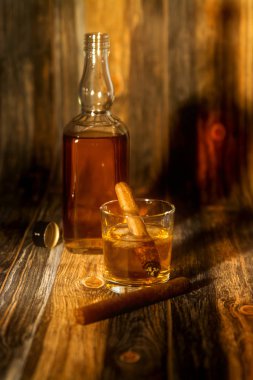 Viski ve puro şişesi