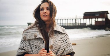 Moda kadın portre bir deniz plaj, sonbahar açık moda iskelede karşı