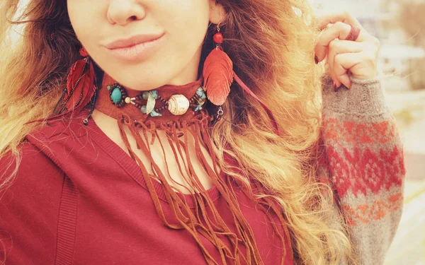 Cuello y orejas de mujer con collar boho y pendientes con plumas rojas y cuero marrón, joyería hecha a mano —  Fotos de Stock