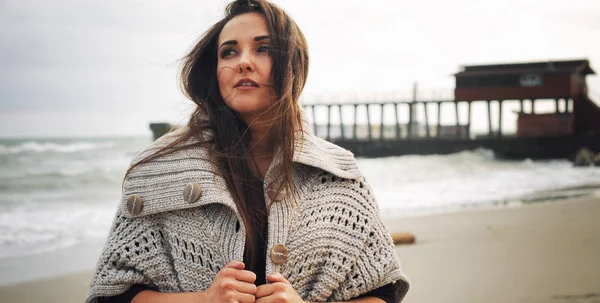 Portrait de femme de mode contre une jetée sur une plage de mer, automne mode extérieure — Photo