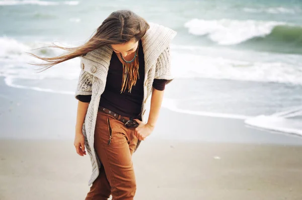 Молодая улыбающаяся женщина прогуливается по морскому пляжу, осенняя мода, концепция здорового образа жизни — стоковое фото