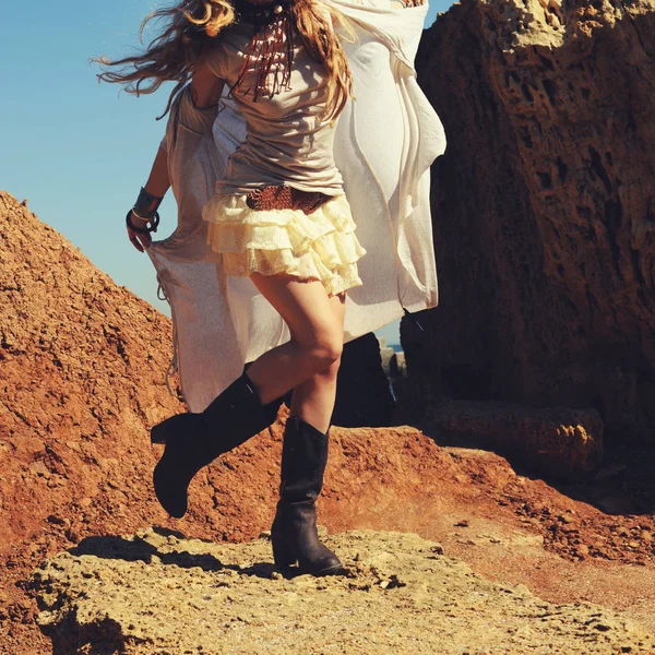 Pernas femininas finas vestidas com sapatos de couro cowboy com saia de renda curta, mulher da moda — Fotografia de Stock
