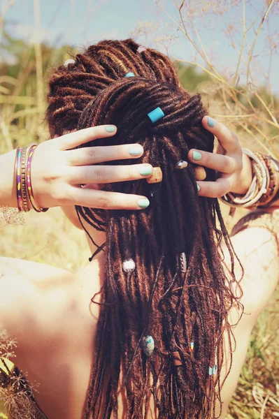 Belle jeune femme avec dreadlocks coiffure rassemblée dans une queue de cheval, décoré perles assorties — Photo