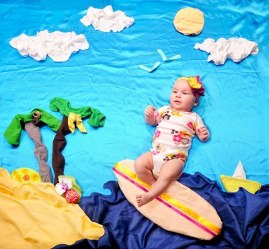 Küçük bir sörf tahtası üzerinde kız bebek bebek