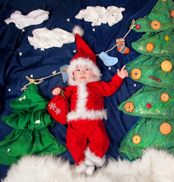 Menino bebê infantil vestindo Santa traje segurando saco com presentes . — Fotografia de Stock