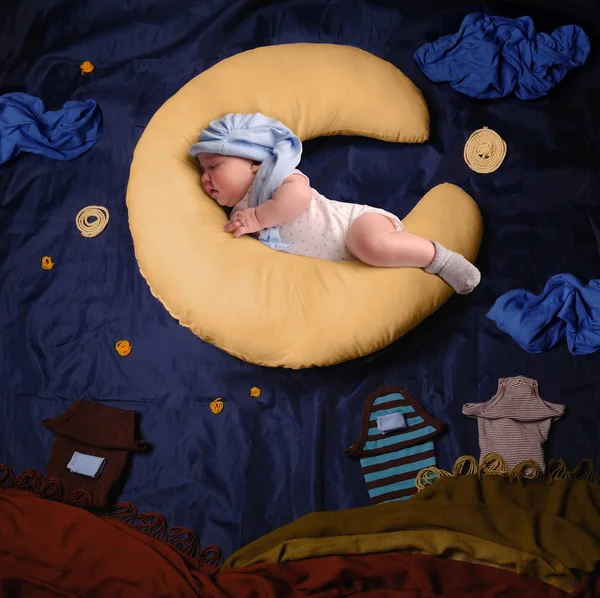 Retrato de estudio de bebé niña usando una gorra de media — Foto de Stock