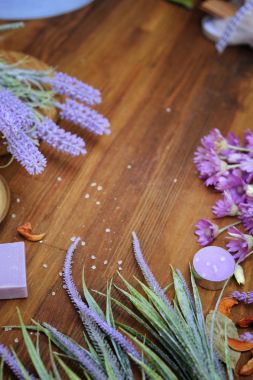 Rustik ahşap zemin ile aromatik çayır otlar ve lavanta, vücut bakım organik kavramı,