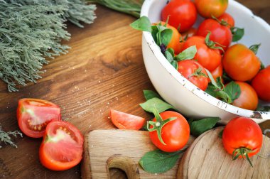 Organik domates beyaz kase