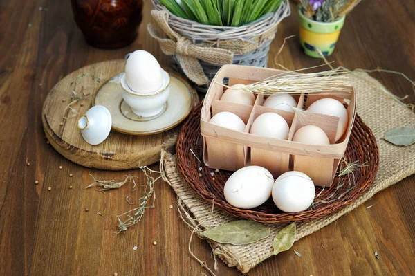 Крупный план сырых куриных яиц в коробке с яйцами — стоковое фото