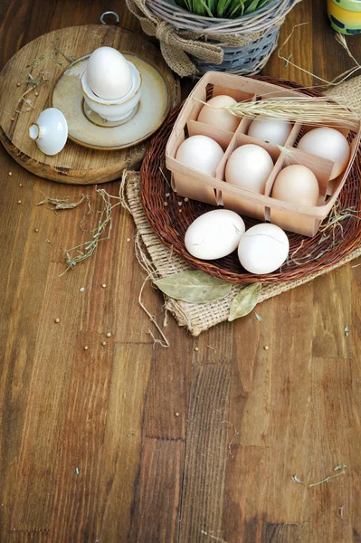 Huevos de pollo crudos ecológicos en caja de huevo sobre fondo de madera —  Fotos de Stock