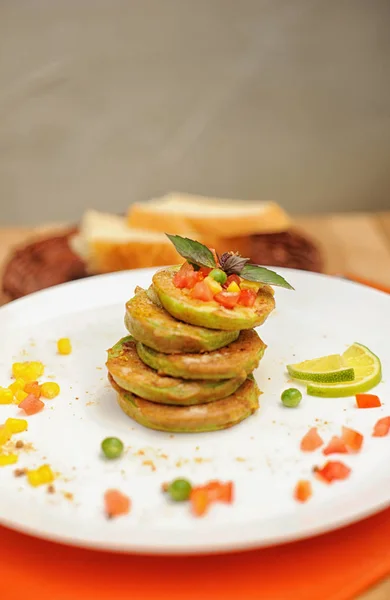 Gemüsepfannkuchen auf einem Teller — Stockfoto