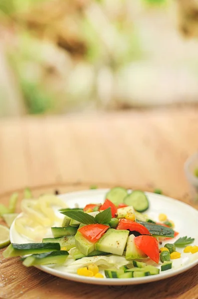 Skål med sallad med grönsaker och gröna — Stockfoto