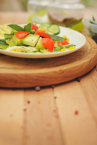 Ciotola d'insalata con verdure e verdi — Foto Stock
