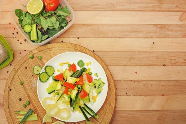 Hausgemachter Sommersalat, Kochen zu Hause — Stockfoto