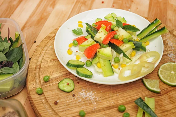 Ensalada de verduras de verano en un plato —  Fotos de Stock