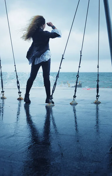 Femme de mode posant en plein air près de l'océan — Photo