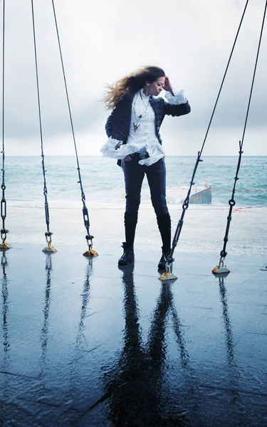 Femme de mode posant en plein air près de l'océan — Photo