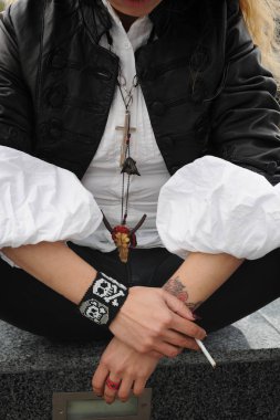 Sigara holding genç eller