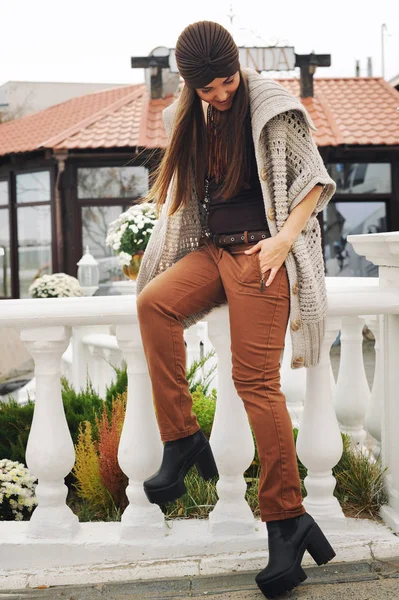 Herbst Lifestyle Mode Porträt der jungen stilvollen Frau — Stockfoto