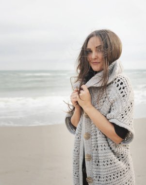 Genç kadın portre bir deniz, wniter cilt bakım kavramı karşı sakin