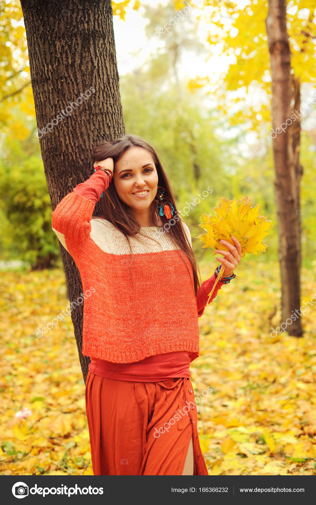 Parc FemmeMarchant Souriant Dans Portrait L'automne Assez De Le EHWID29