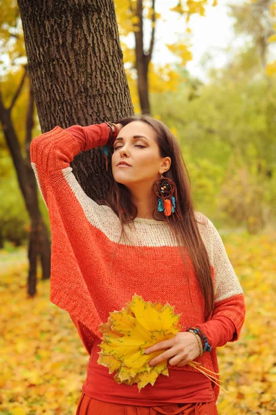 Pretty yound woman portrait relaxing with closed eyes — Stock Photo, Image