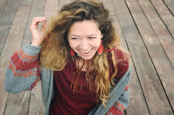 Щаслива Усміхнена Молода Жінка Зовнішній Портрет Одягнений Сіру Язану Майку — стокове фото