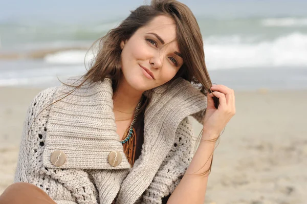 Jovem sorrindo mulher feliz retrato perto da praia do mar, estilo de vida saudável — Fotografia de Stock
