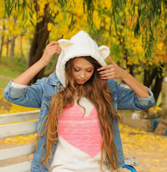 Bella ragazza in un cappello di orso lavorato a maglia . — Foto Stock