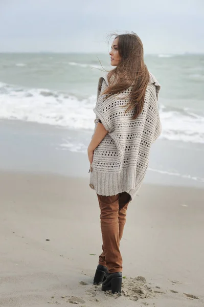 Donna di moda che cammina da sola su una spiaggia di mare — Foto Stock