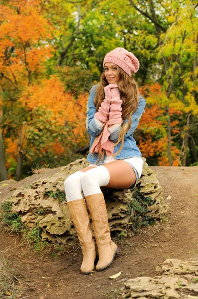 ニット秋服に身を包んだ女性ポーズ屋外 — ストック写真