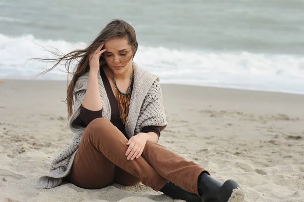 Moda mulher pensativa retrato sozinho em uma praia do mar — Fotografia de Stock