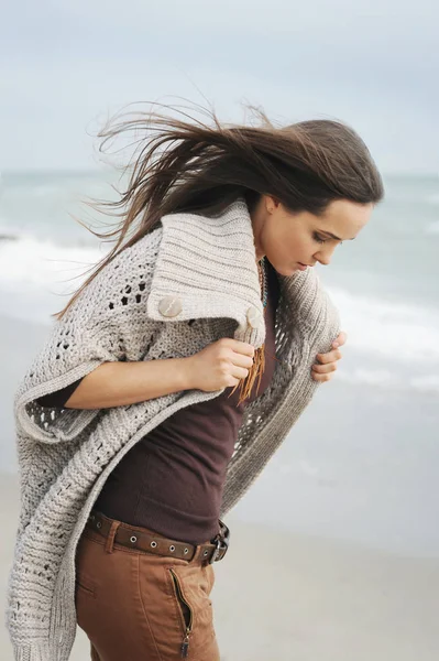 Portret zamyślony kobieta moda spaceru sam na plaży — Zdjęcie stockowe