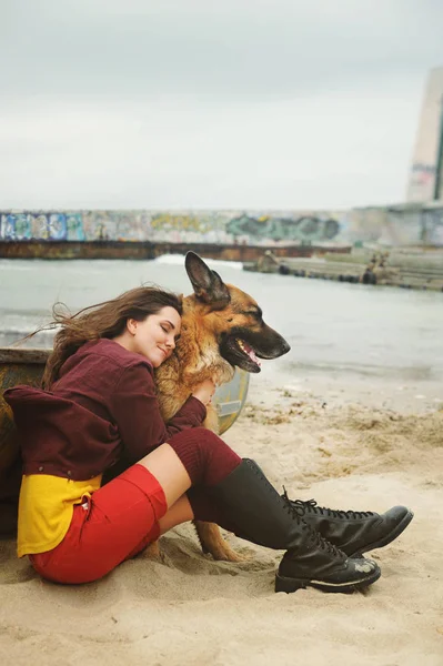 Femme heureuse étreindre son chien berger allemand , — Photo