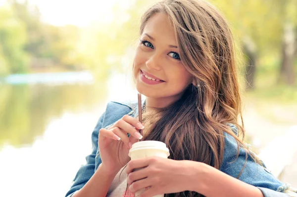 Genç gülümseyen kadın bir kahve içmek