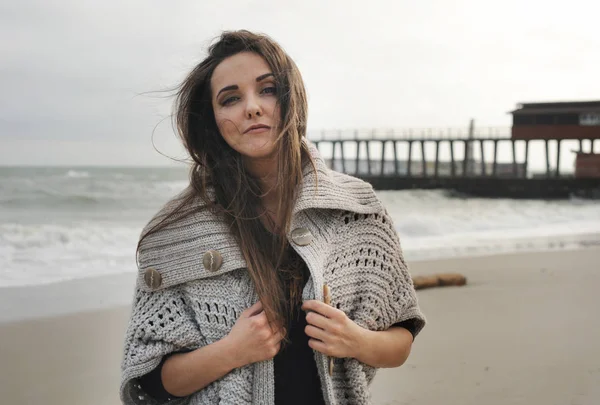 Retrato de mujer de moda contra un muelle en una playa de mar , —  Fotos de Stock