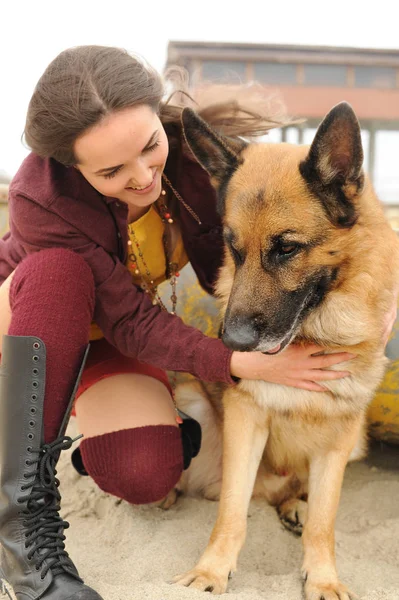 Žena portrét obejmout její německý ovčák pes — Stock fotografie