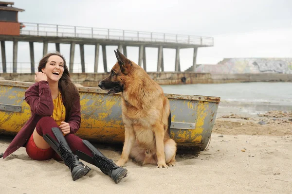 Glad ung kvinna har en vila med sin Schäfer hund utomhus — Stockfoto