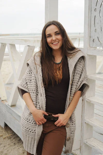 Jovem sorridente mulher retrato — Fotografia de Stock