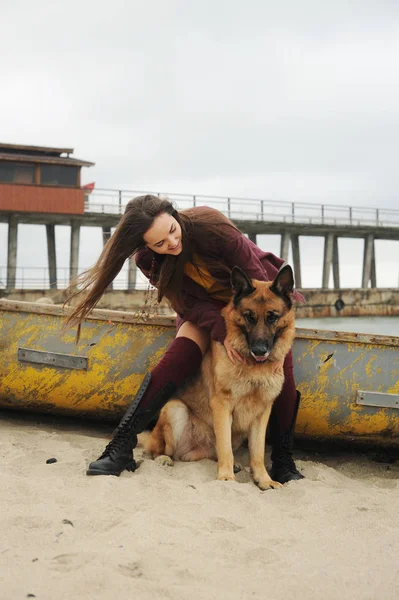 Mulher feliz brincando com seu cão pastor alemão — Fotografia de Stock