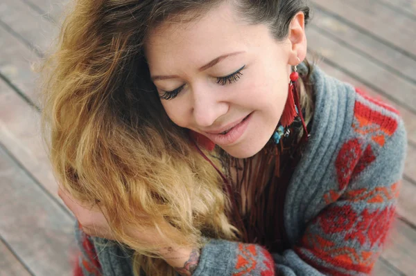 Frumos zâmbitor femeie portret îmbrăcat în tricot gri — Fotografie, imagine de stoc