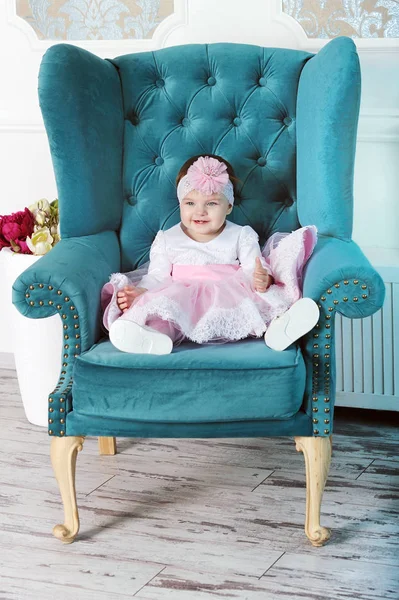 Szczęśliwy młody niemowlę dziewczyna siedzi w fotelu duży — Zdjęcie stockowe