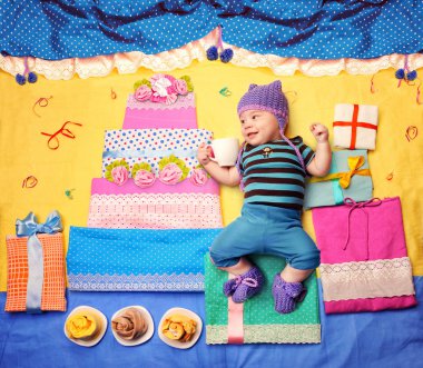 Şirin bebek erkek büyük pasta ve hediyeler ile ilk doğum günü kutlamak