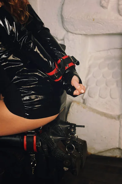 Vrouw handen in handboeien, sexy vrouw gekleed in Bdsm stijl — Stockfoto