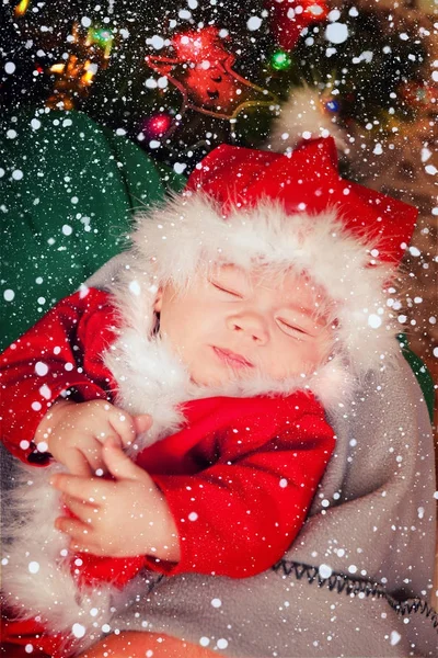 Neonato in abiti da Babbo Natale dormire — Foto Stock