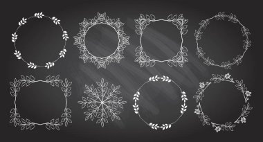 Otantik el çizimi grafik çerçeveleri bir karatahtaya ayarlandı